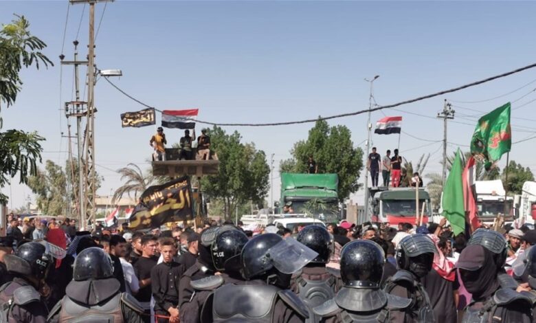 بالتزامن مع زيارة عاشوراء.. قطع طريق نجف كربلاء احتجاجا على “محسوبية توزيع الكهرباء”