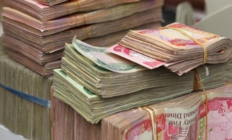 تأخر الرواتب يهدد بشل الدوائر الحكومية وموظفون يستعدون لإضراب عام
