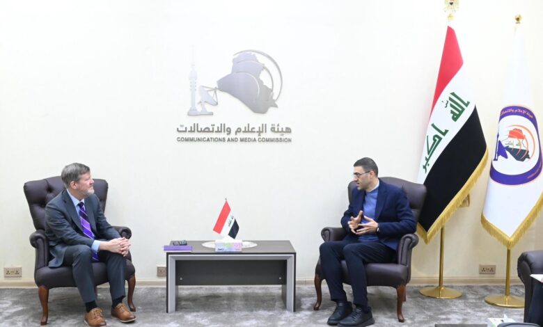 رئيس هيئة الإعلام والاتصالات يبحث تعزيز التعاون مع نائب رئيس غرفة التجارة الامريكية وتطوير اللوائح التنظيمية