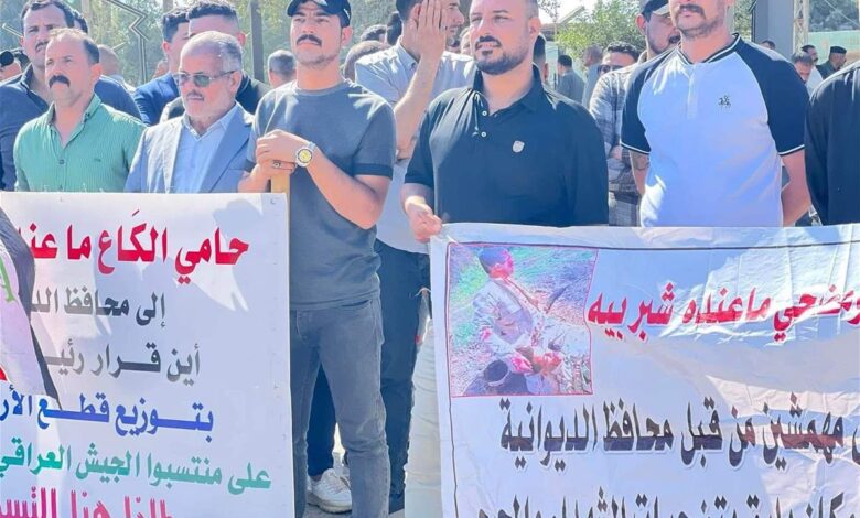 تظاهرة في الديوانية لإزالة سياج معسكر يقف عثرة أمام بناء قطع أراضٍ