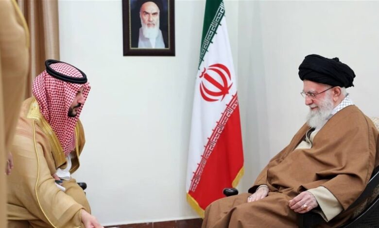 وزير الدفاع السعودي يسلم السيد الخامنئي رسالة من “الملك”