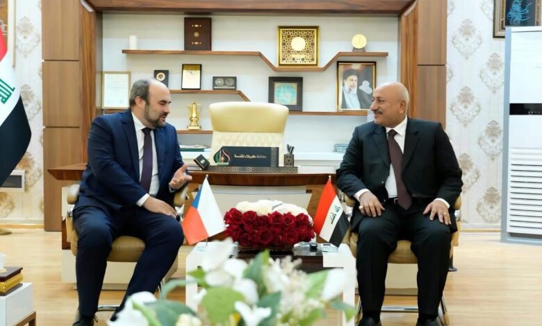 محافظ كربلاء نصيف الخطابي يستقبل في ديوان المحافظة سفير جمهورية التشيك السيد يان شنيداوف