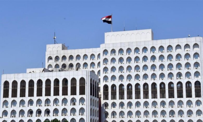 العراق يعلن استكمال استقبال القادمين من نيودلهي والقاهرة ونقلهم براً عبر “عرعر”